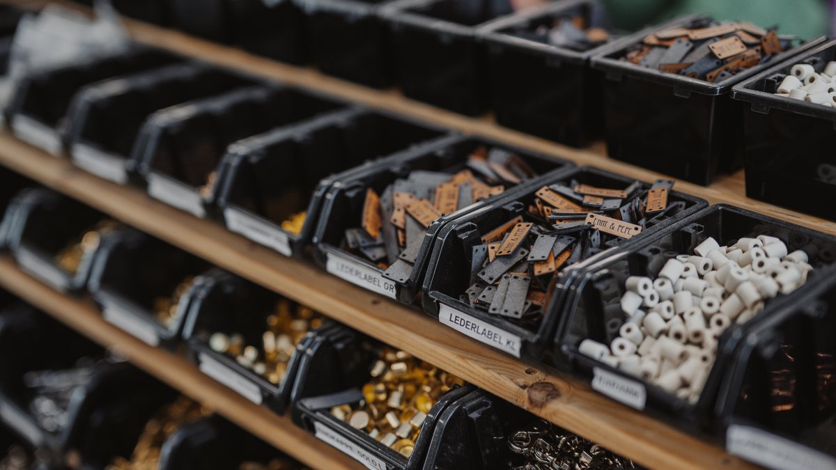 Materialkisten in der Manufaktur von EMMY & PEPE